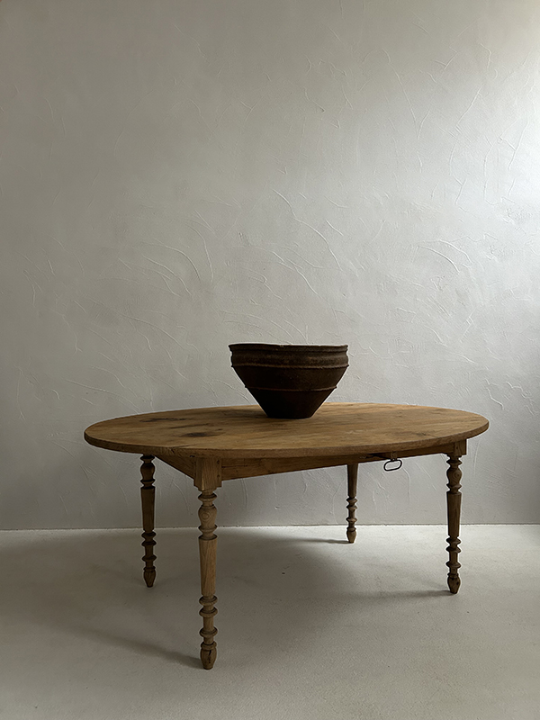 mesa ovalada patas torneadas detalle