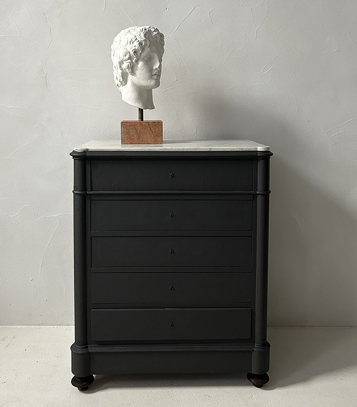 comoda negra con tapa marmol portada