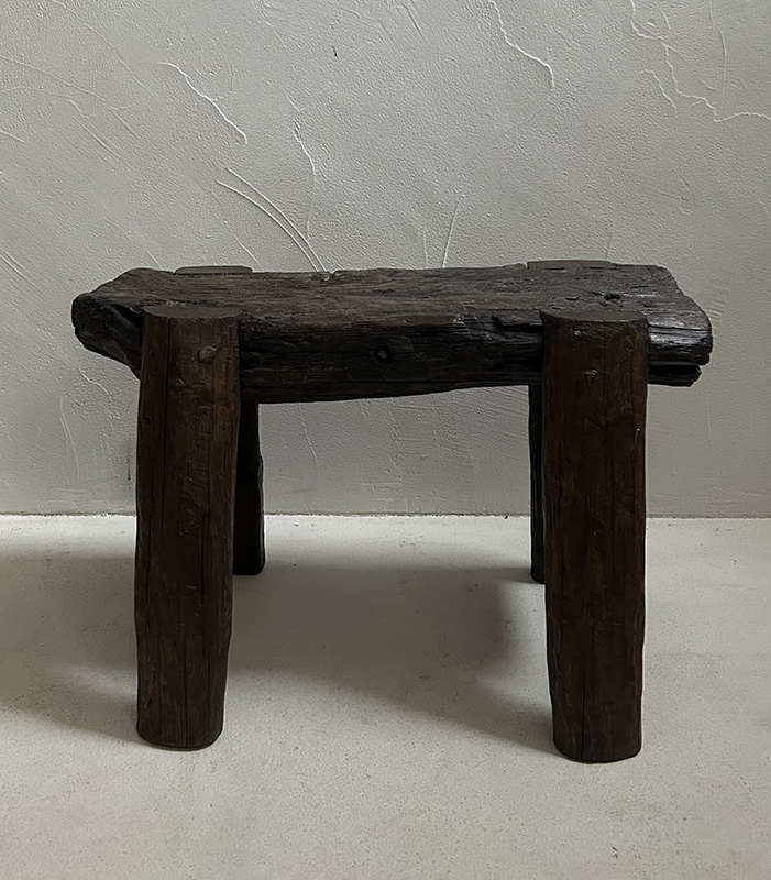 mesa brutalista castaño detalle 2