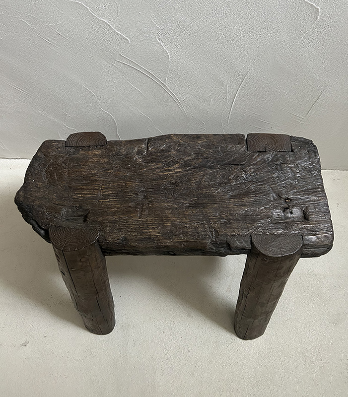 mesa brutalista castaño detalle
