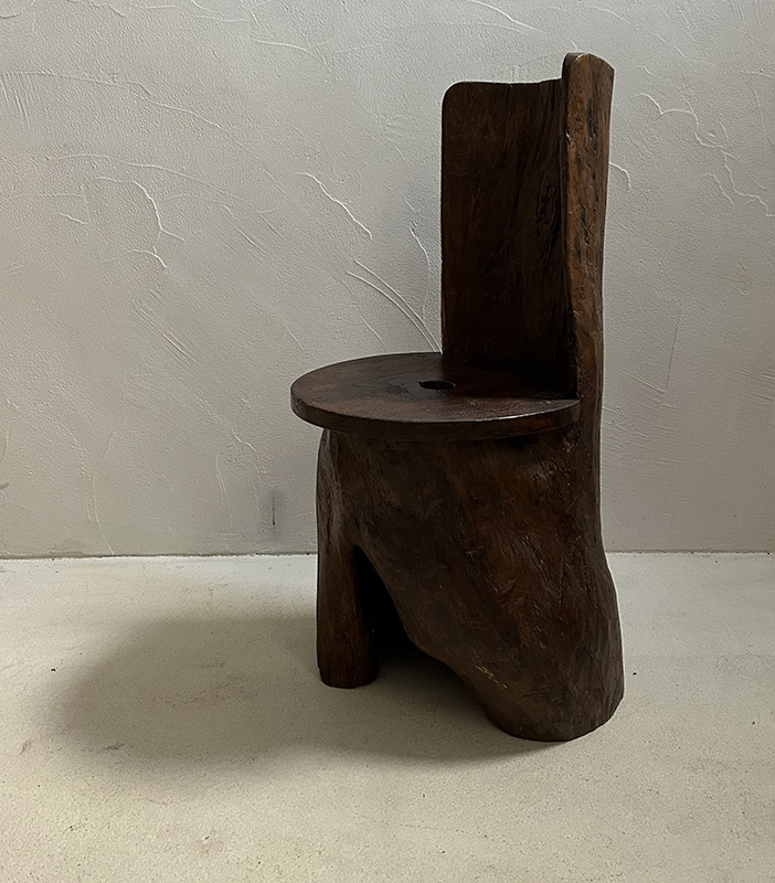 silla brutalista castaño detalle
