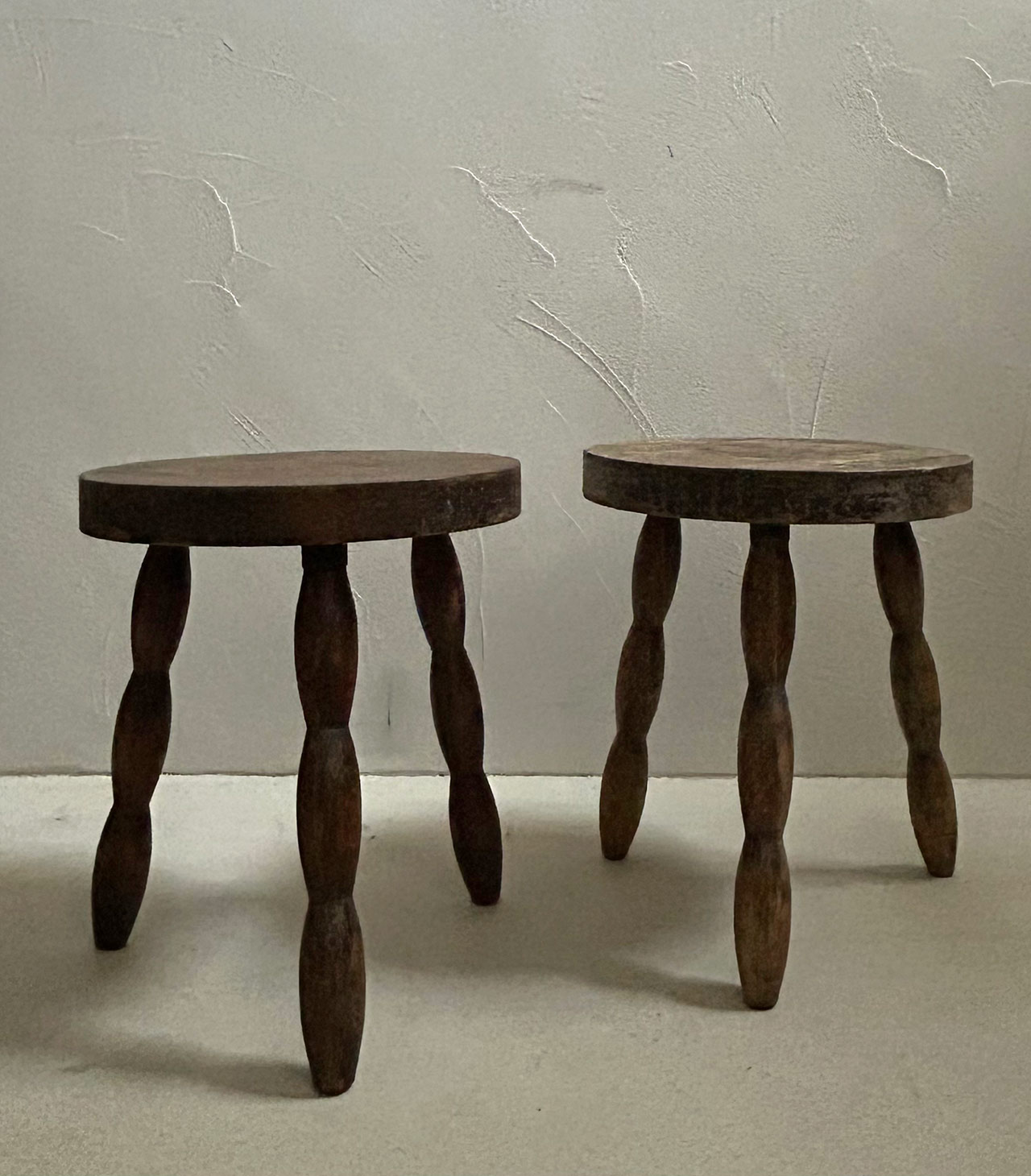 taburetes 3 patas torneadas